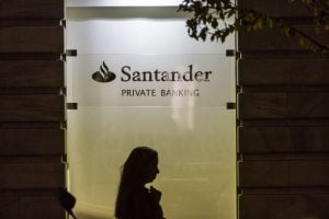 BBVA y Banco Santander financian el 60 % del armamento en España