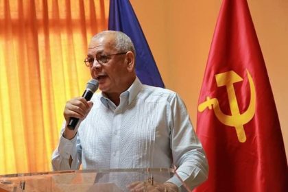Cuestiones de política y democracia (I) En el siglo XXI, también después de Cristo, todavía la República Dominicana se vincula de manera oficial a la iglesia católica, apostólica y romana, mediante un Concordato. Por MANUEL SALAZAR 26-12-2022 00:04 La cuestión de la democracia El tema de la democracia es tan viejo como reflexionado. Está fuera de debate que su creación, como práctica primero, y luego como sistematización de un pensamiento, corresponde a los griegos de la antigüedad. Ya en el siglo VII antes de Cristo, en momentos distintos, y con acepciones y prácticas distintas en función de coyunturas políticas y sociales específicas. En un primer momento, la democracia surge como hecho, como práctica en función de necesidades específicas de las circunstancias que envolvían las ciudades, principalmente la de Atenas, que fue el lugar más relevante en la práctica democrática de entonces. No puede decirse que en este momento existieran unos principios, o ideales guías, que orientaran el quehacer democrático. Esos principios, digamos que la teoría, aparecería después, como es lógico. Porque la teoría no es más que la práctica reflexionada, generalizada en las enseñanzas principales, constantes, que destacan. La práctica democrática apareció primero, y las reflexiones sobre la misma aparecerían después, incluso con opiniones críticas a la misma. Destacan las opiniones de Platón, en su obra la República y las de Aristóteles, en La Política. Las luchas de los de debajo de entonces, campesinos y otros sectores, y probablemente la necesidad de contar con una fuerza humana para las guerras frecuentes contra otras ciudades condujeran a los líderes griegos a implantar un régimen democrático que llegó a dar participación directa del pueblo en el gobierno, o en los diversos instrumentos de este, Solón (años 638- 558 antes de Cristo) respondió en un espíritu democrático a las luchas de los campesinos que reclamaron modificar la tenencia de la tierra, acaparada por la oligarquía terrateniente. La Eunomia, como se denominó el régimen que instaló, pudiera ser considerado un embrión del régimen de democracia representativa que en las condiciones del capitalismo se instaló en la mayoría de los países de occidente. Aristóteles consideró que Solón llevó la democracia a occidente. Era un régimen dominado por la aristocracia, con concesiones a los campesinos y lo que entonces era considerado como pueblo. Solón llamaba a los funcionarios “a respetar y tratar bien al pueblo”, y a este, a “respetar las leyes y pagar los impuestos”. Un gobierno dominado por los de arriba, pero que por las luchas de los de abajo impulsó reformas que constituyeron cambios avanzados. Hizo una reforma en la tenencia de la tierra; condonó deudas a los campesinos; eliminó el derecho de los padres a decidir hasta la vida de sus hijos, e implantó el derecho de estos a la herencia, para dar continuidad a la producción económica; eliminó la práctica de la mendicidad de los niños y obligó a los padres a protegerlos y educarlos; redujo la influencia de la religión al establecer que la justicia social no vendría de lo divino, sino de la acción de los hombres (de los seres humanos, debe decirse hoy, para integrar la categoría de género). Hubo luchas de los campesinos reclamando que se redujera el poder de la oligarquía; y sea en respuesta a esto, o por otras razones, quizás la necesidad de unir la ciudad para contrarrestar las amenazas de guerra de otras ciudades, el hecho es que Solón se inscribe en la historia universal como uno de los precursores de la democracia. Considérese en favor de ese proceso, que medidas parecidas fueron adoptadas en República Dominicana en el siglo XX después de Cristo; en la constitución de 1963, promulgada por el profesor Juan Bosch, presidente de la república entonces, y por estas y otras, la oligarquía criolla y el gobierno de los Estados Unidos de Norteamérica le dieron un golpe de Estado. Además, en el siglo XXI, también después de Cristo, todavía la República Dominicana se vincula de manera oficial a la iglesia católica, apostólica y romana, mediante un Concordato, y se considera como un hecho de suma importancia, “interés de Estado”, que la biblia sea repartida y leída en las escuelas