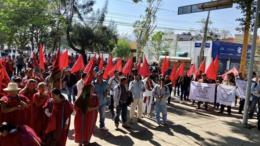 Organizaciones populares y el magisterio realizan mitin político en Oaxaca, México el 10 de abrir a 105 años del asesinato del general Emiliano Zapata. 
